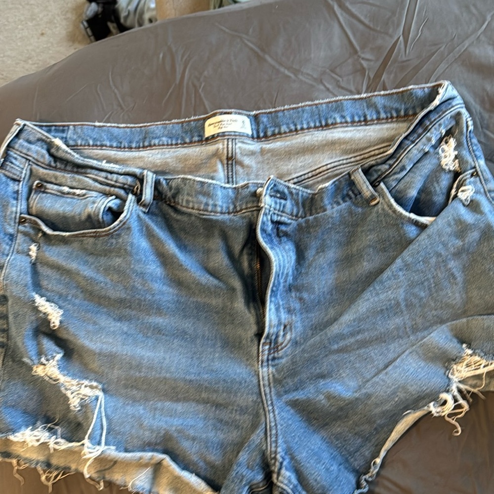 Abercrombie & Fitch The 4” mom short high rise plus size